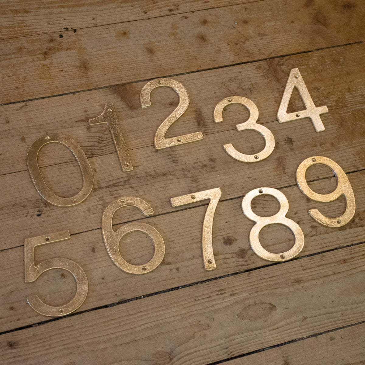 Husnummer 9 Aurelia rå messing