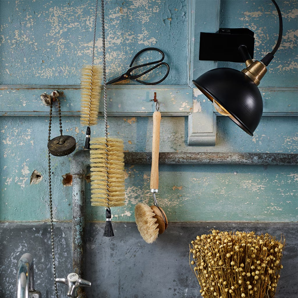 Opvaskebørste i træ med udskifteligt børstehoved