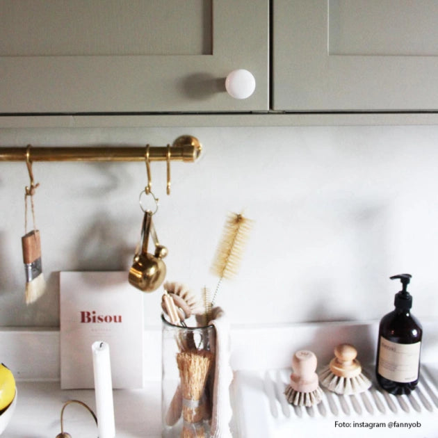 Knopp i porslin vit/mässing