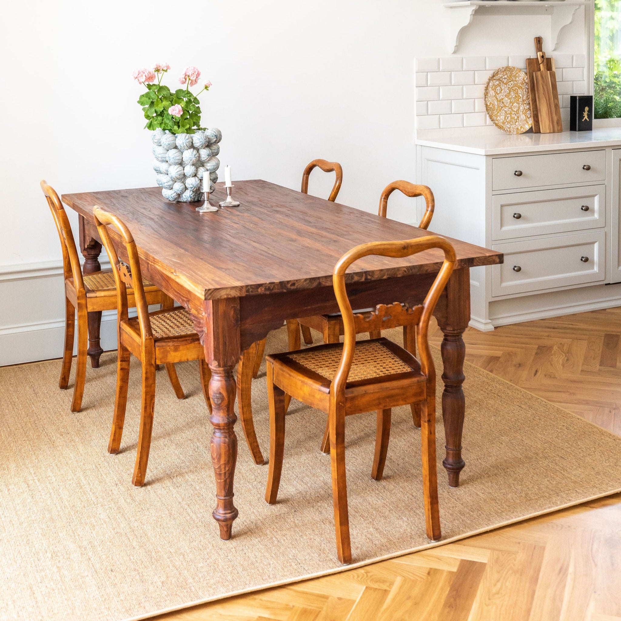 Spisebord drejede ben Elin