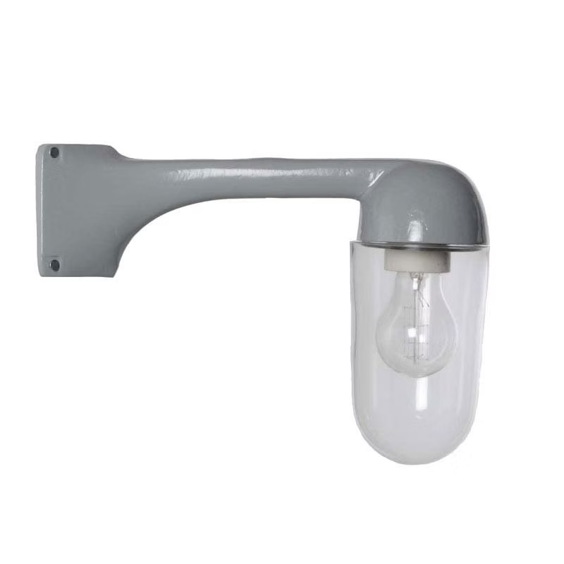 Funkis Hörn 90 Grå är en fasadarmatur i funkisstil, tillverkad i grålackerad aluminium och utrustad med ett smalt stallglas