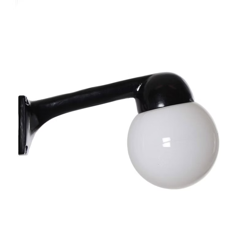 Funkis Plan 80 är en klassisk vägglampa i funkisstil, tillverkad i svart aluminium och utrustad med en opal glob på 15 cm