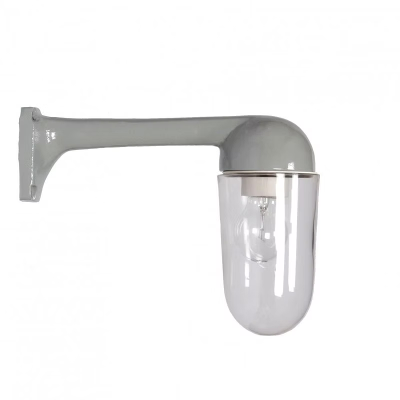 Funkis Plan 90 Grå är en fasadlampa i grålackerad aluminium med ett smalt stallglas