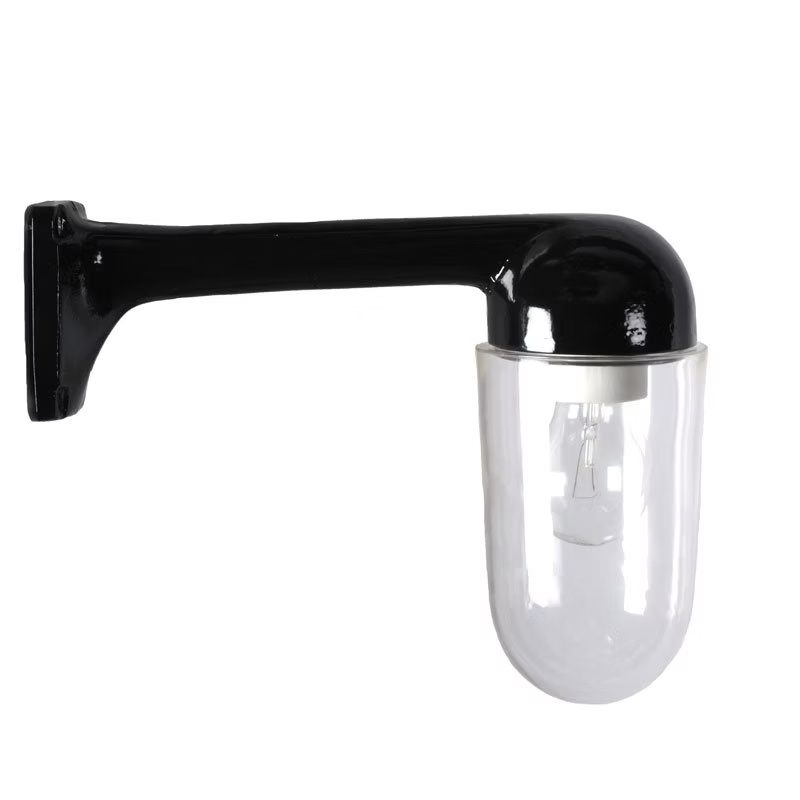 Funkis Plan 90 Svart är en fasadlampa i svartlackerad aluminium med stallglas