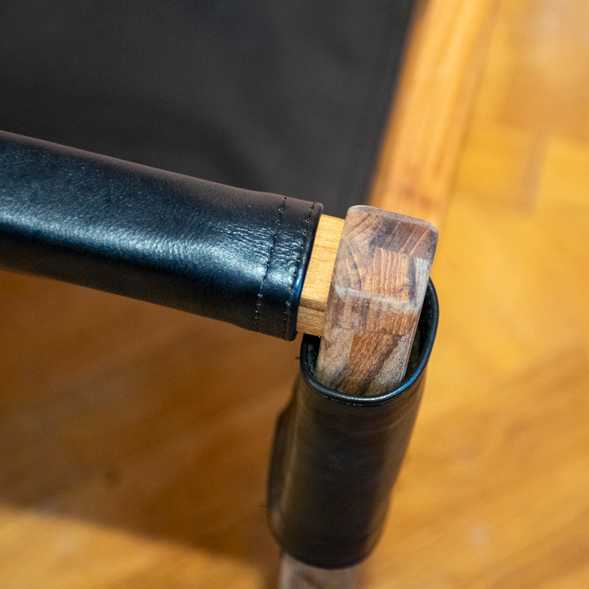 Jessie lænestol i teak og sort læder