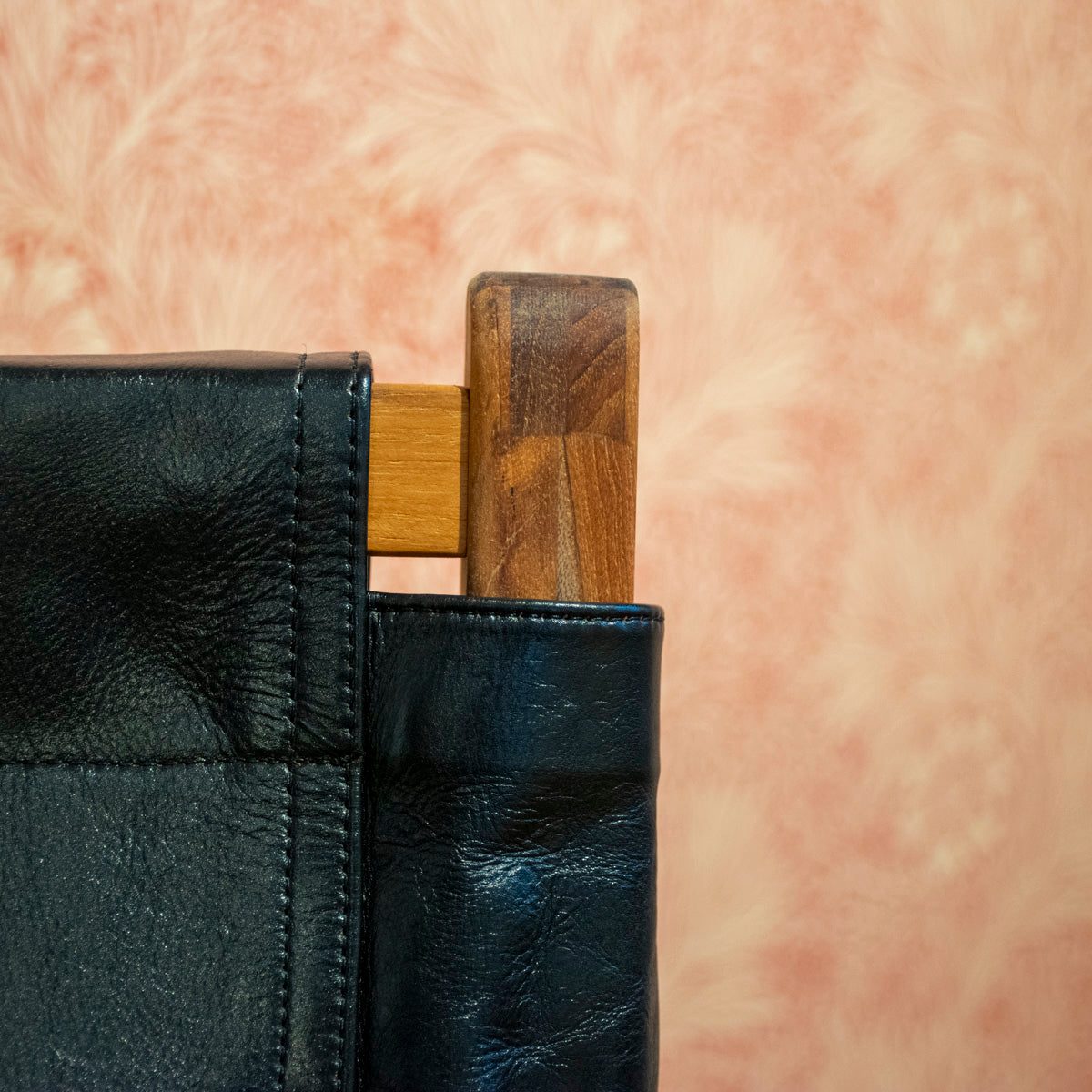 Jessie lænestol i teak og sort læder