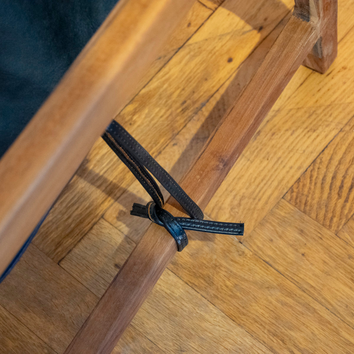 Jessie lænestol i teak og sort læder