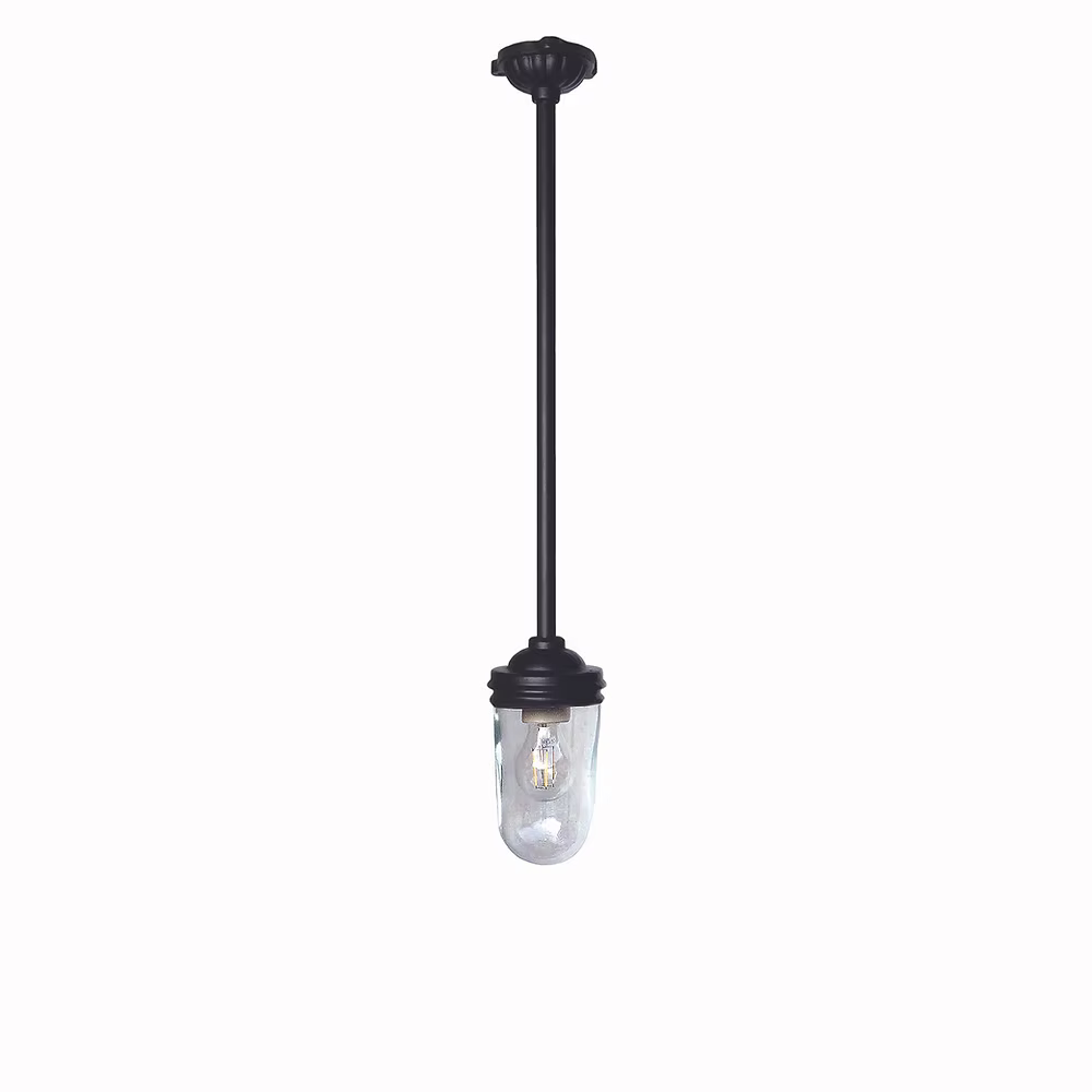 Glasbrukslykta Hängande 72 cm är seriens högsta och mest imponerande fasadlykta, tillverkad i robust gjutjärn
