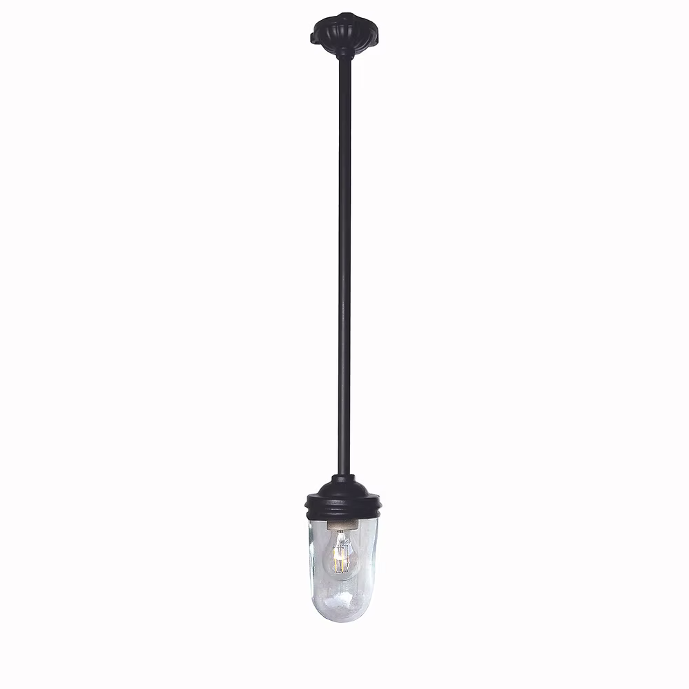 Glasbrukslykta Hängande 82 cm är den högsta modellen i glasbruksseriens hängande utföranden. Den är tillverkad i robust gjutjärn med stallglas
