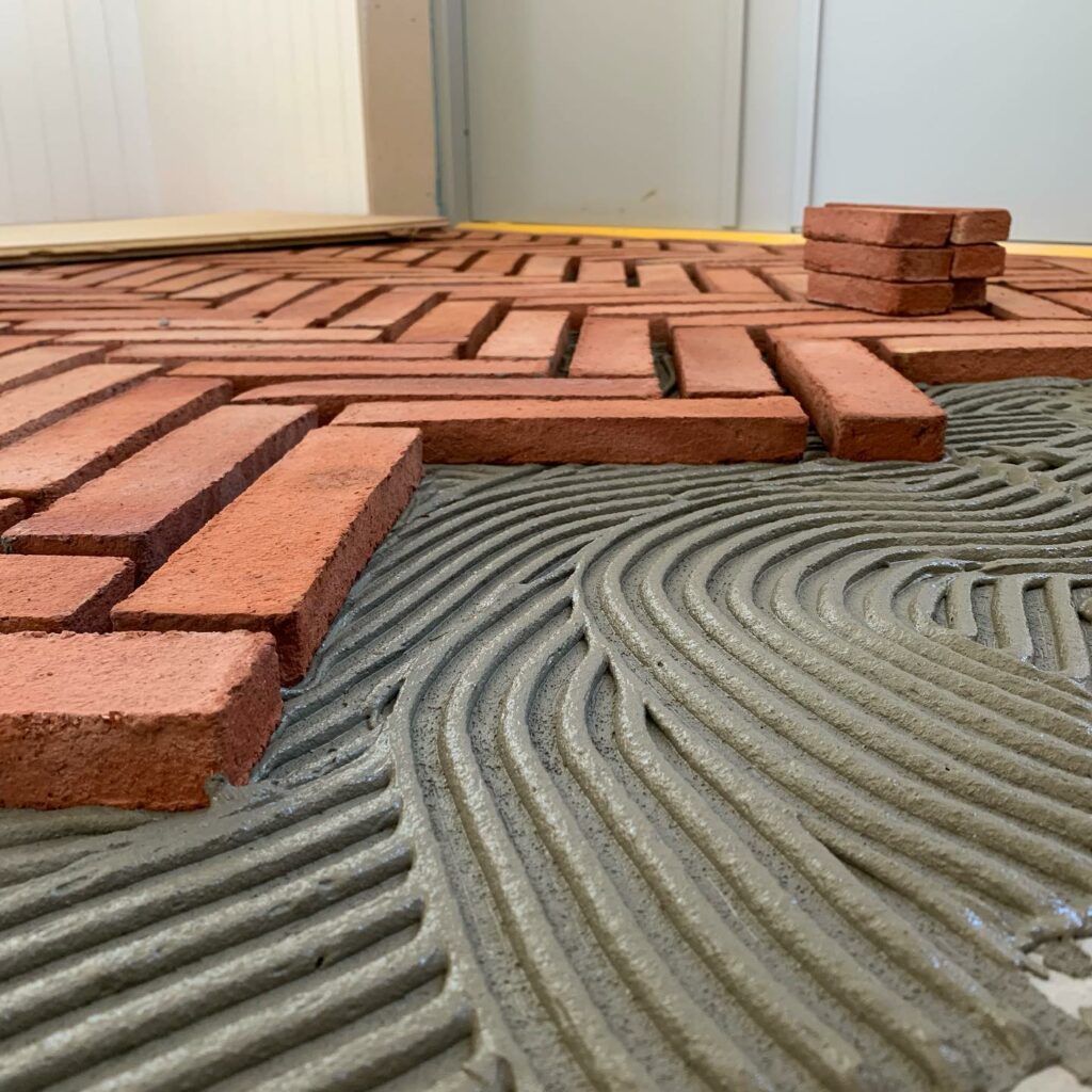 Håndslåede sildebensgulvfliser