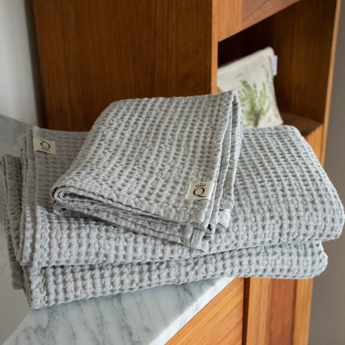 Pakke med badehåndklæde og håndklæde Sandhammaren lysegrå