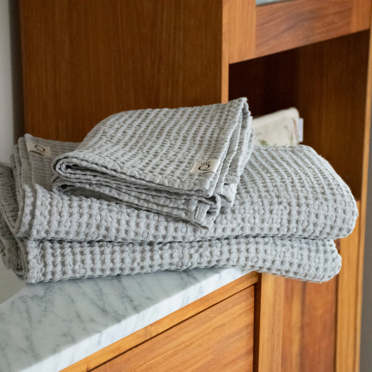 Vaffelhåndklæde Sandhammaren lysegrå 100x140 cm