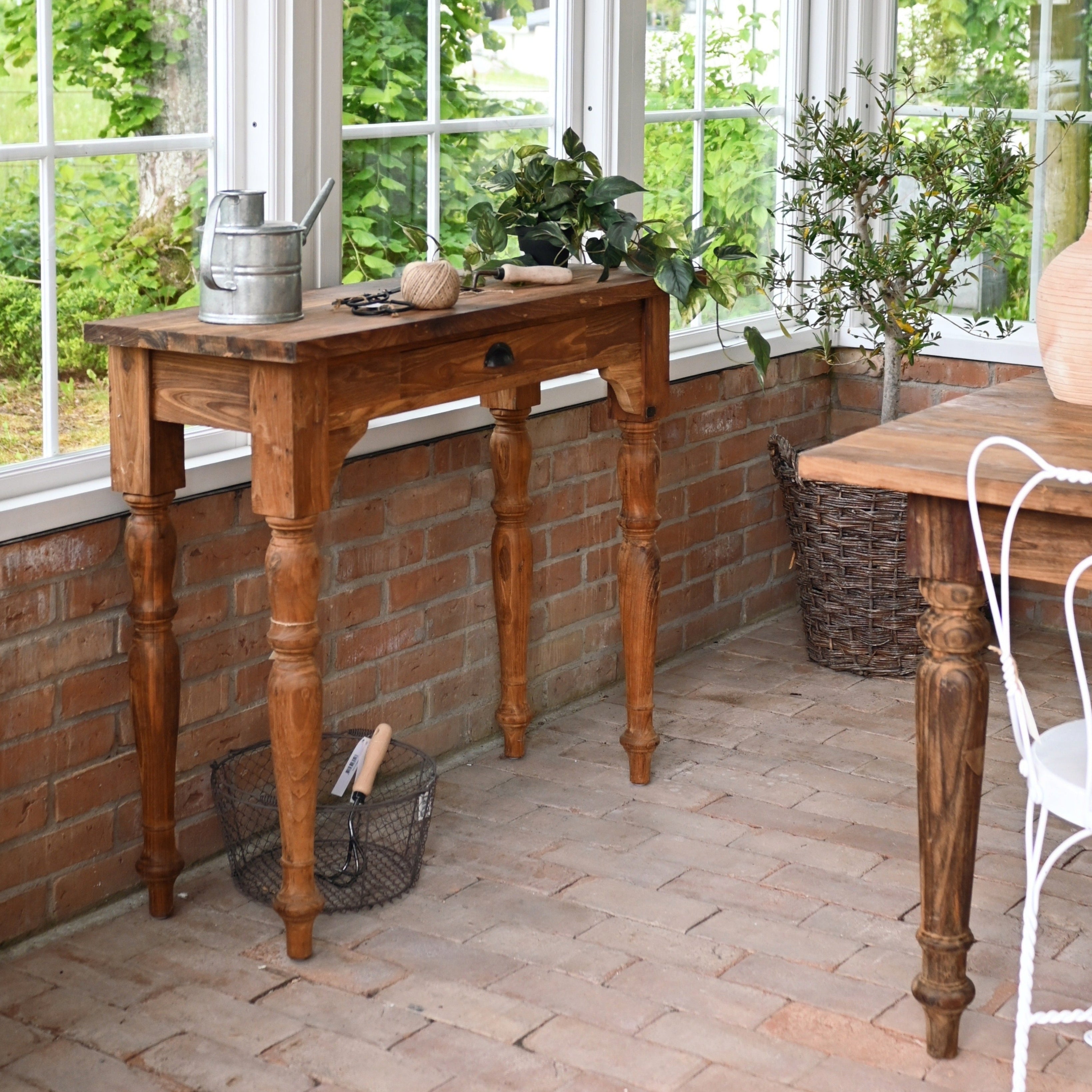 Sideboard Elin med svarvade ben vintage