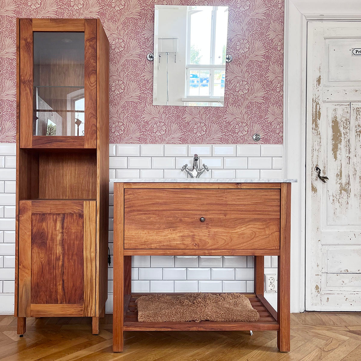 Adele kommode i teak med marmorplade