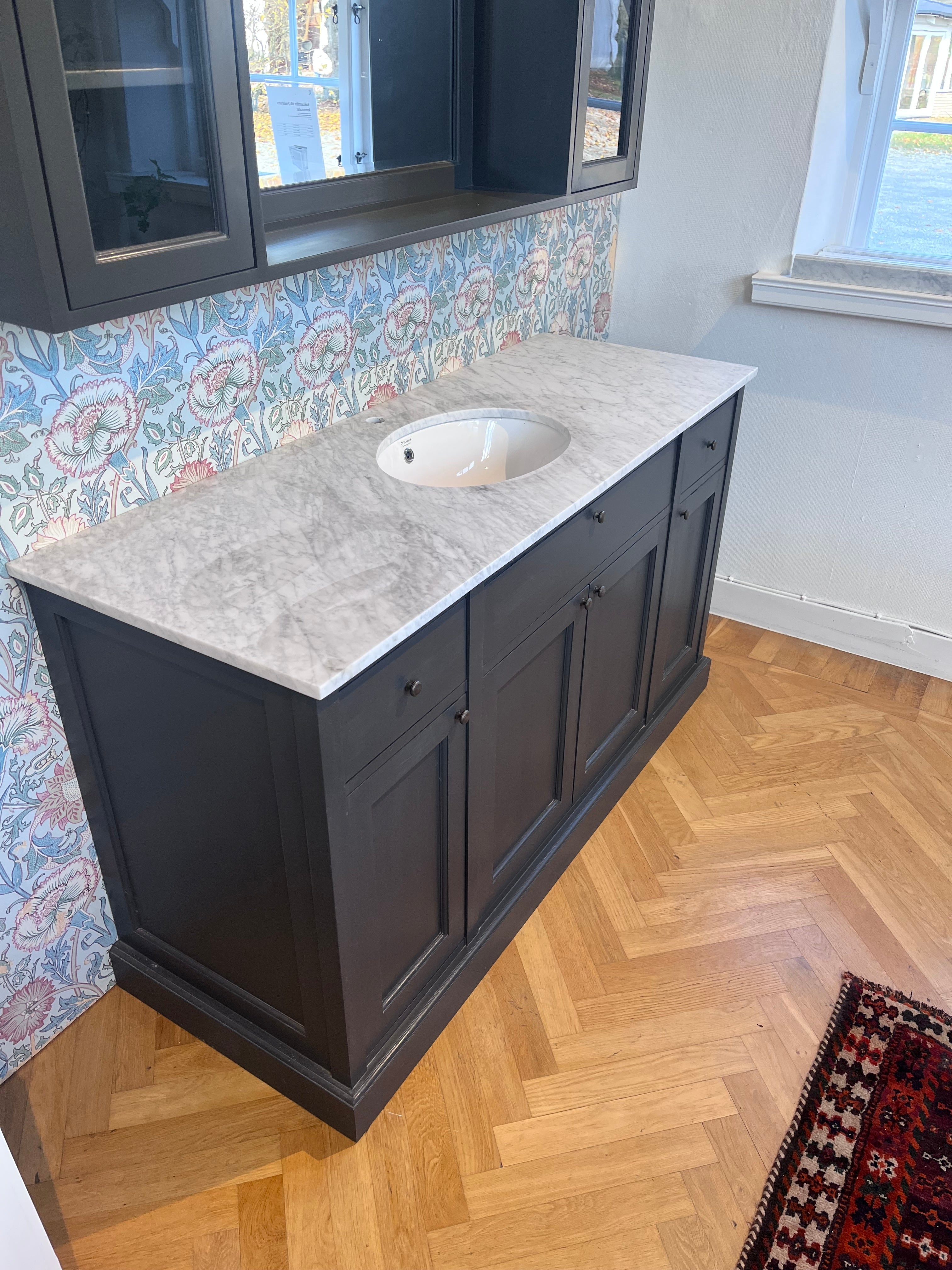 Stor kommod Agnes + väggskåp antracitgrått (fyndvara)