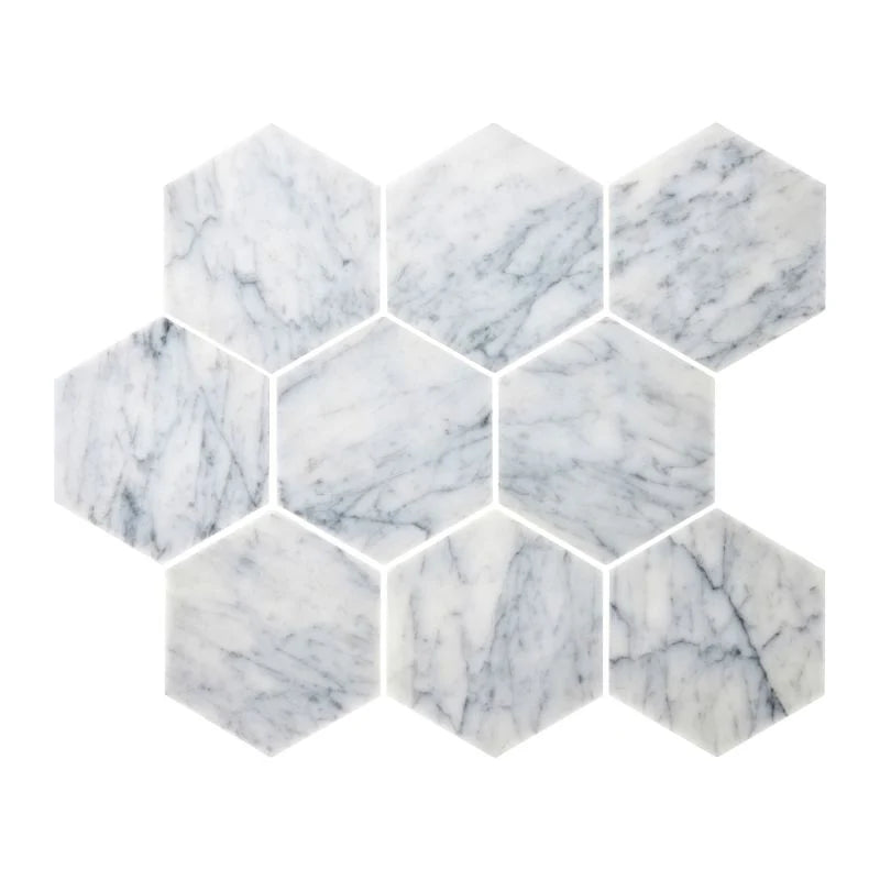 marmorplatta hexagon Bianco Carrara är en vit marmor med grå vener, här i storlek 10x11,5 cm