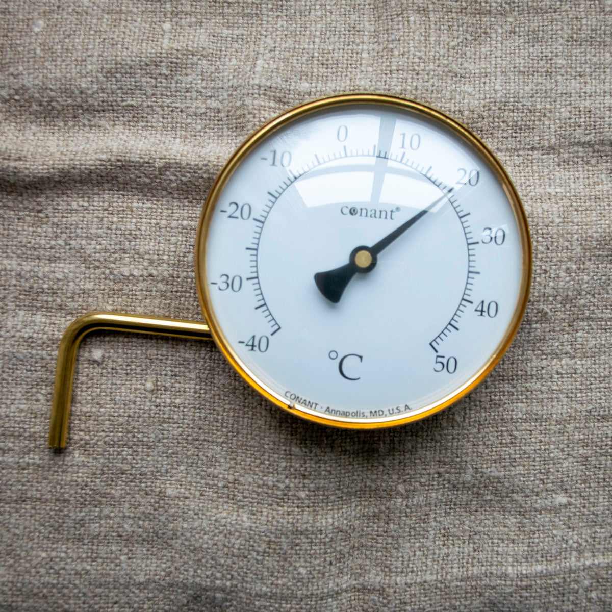 Rundt termometer i messing
