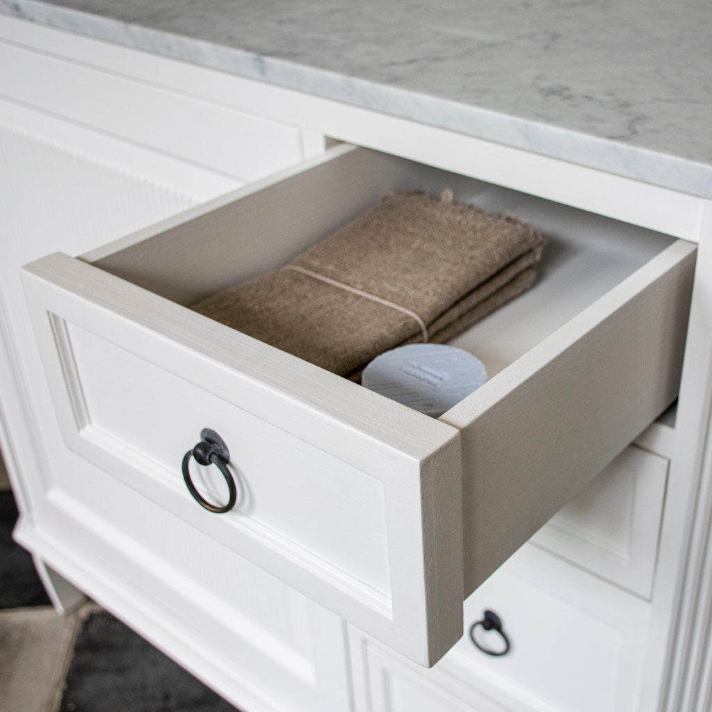 Fredman Kommode enkel antikhvid