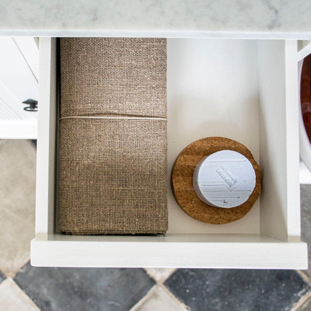 Fredman Kommode enkel antikhvid