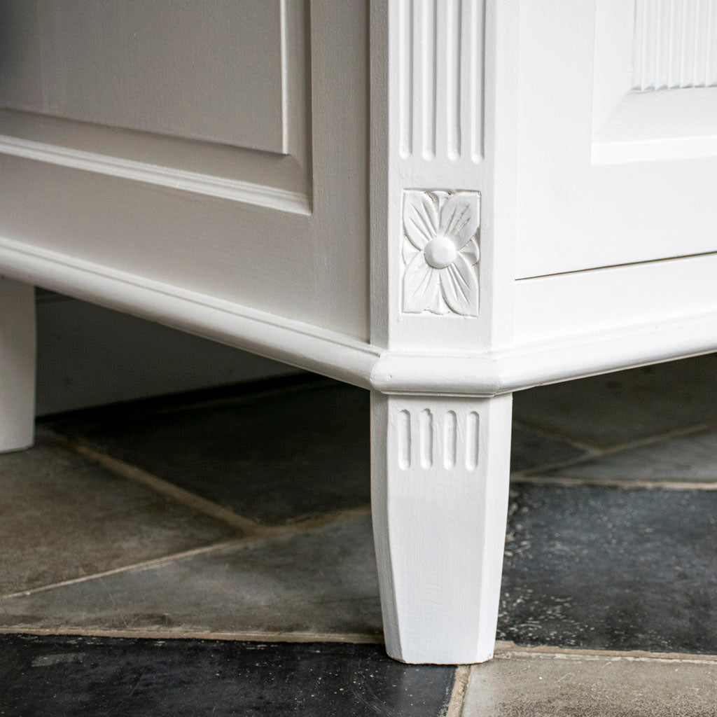 Fredman Kommode enkel antikhvid