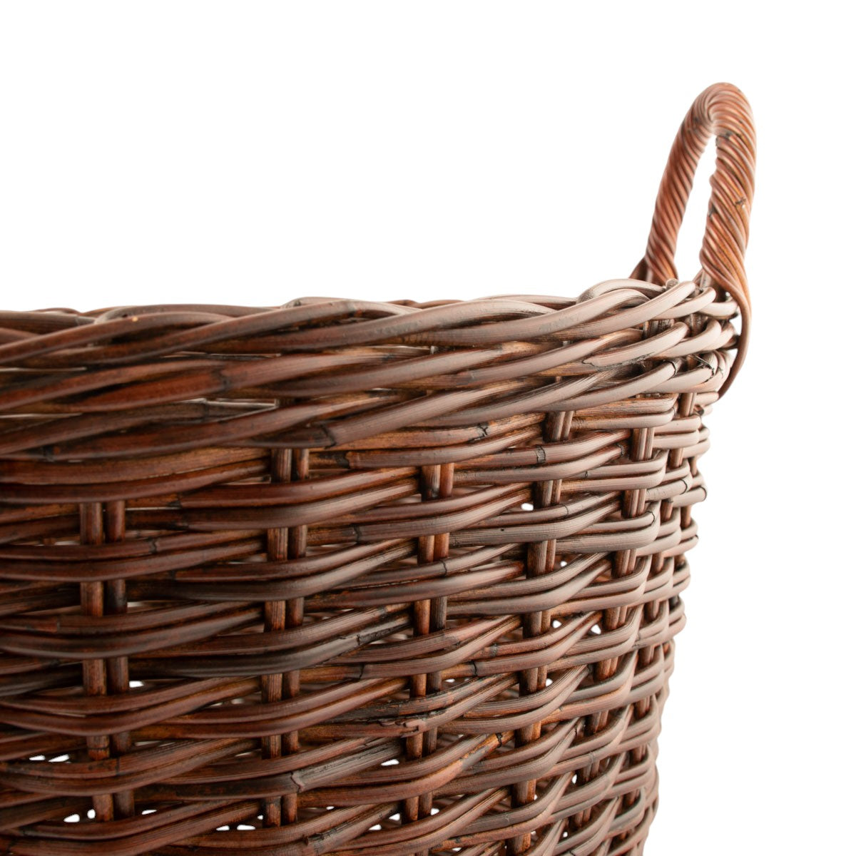 Brun håndflettet løvkurv