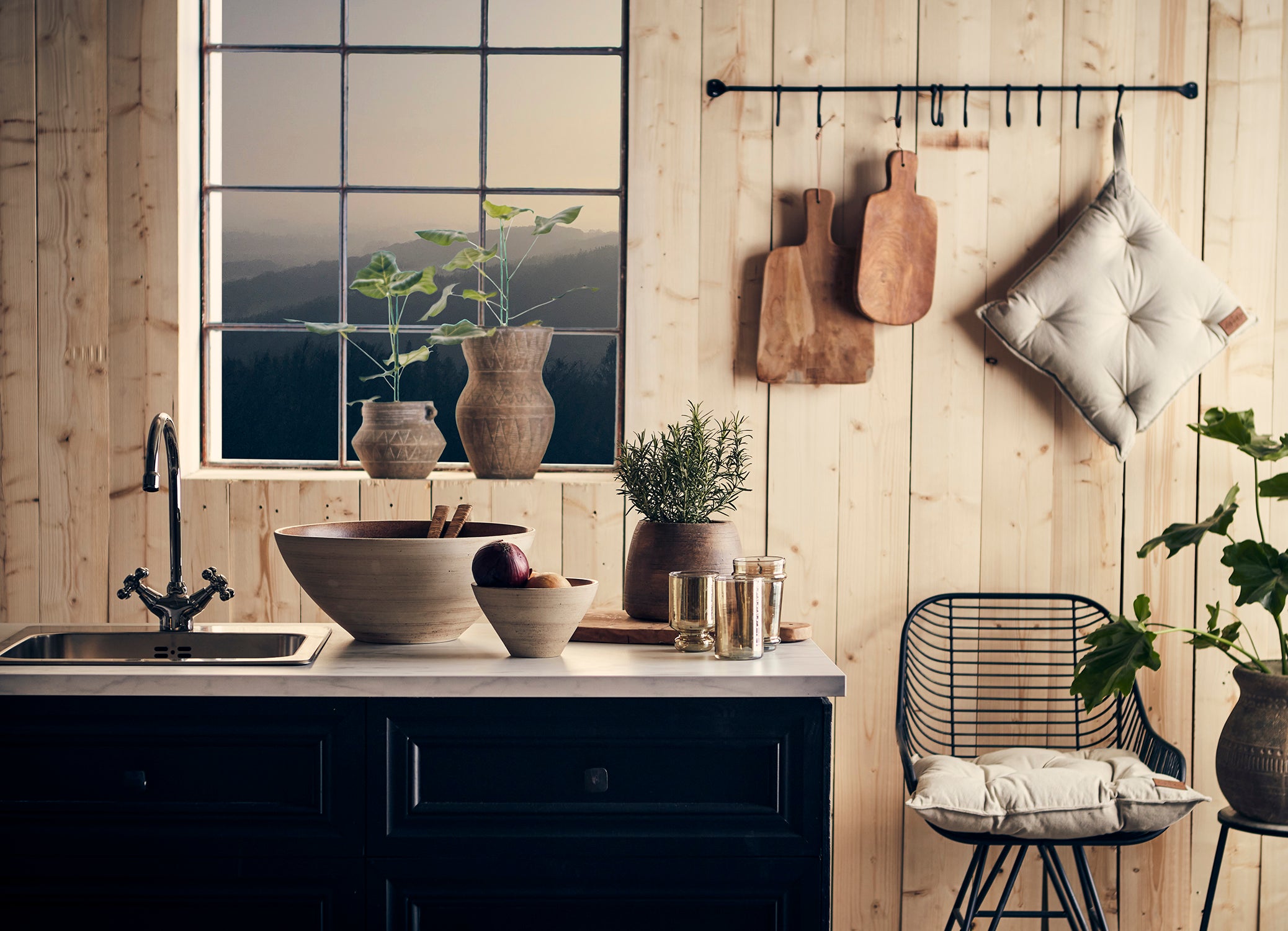 Håndsmedet køkken gelænder med knager Loke 60 cm