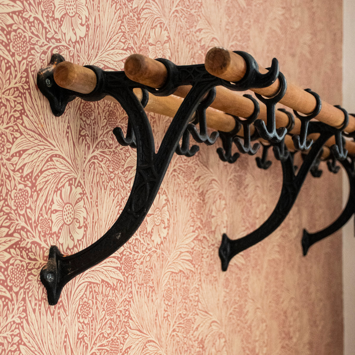 Hattehylde Århundredeskiftet træ og støbejern 130 cm