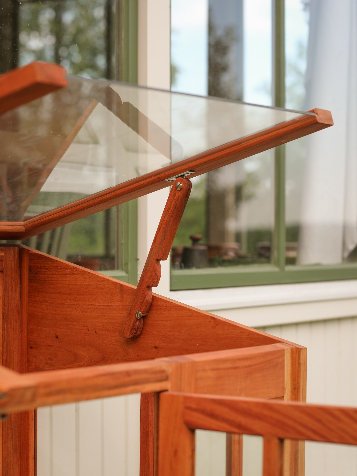 Närbild på mahognyträets struktur i väggväxthus från Qvesarum