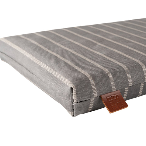 Knæpude, gråstribet