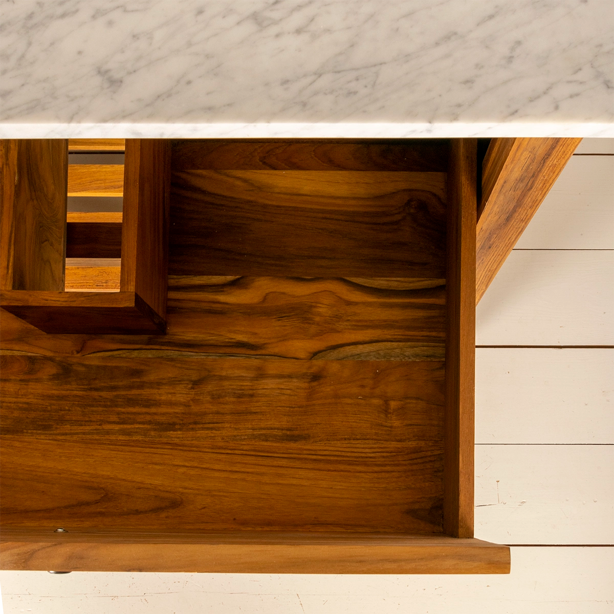 Adele kommode i teak med marmorplade