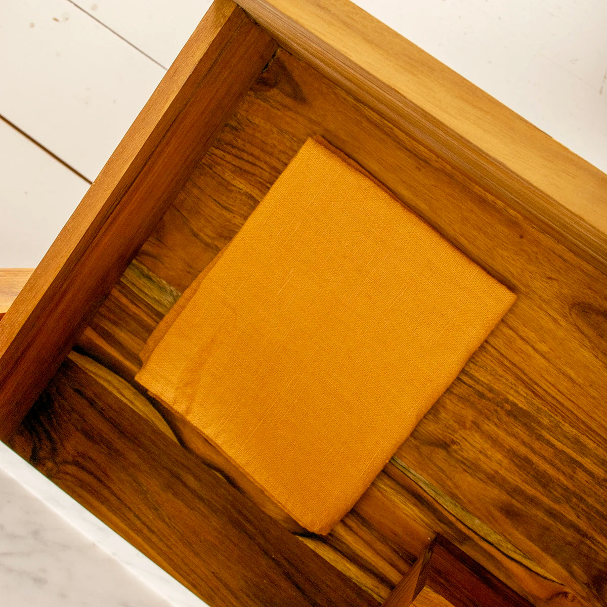 Adele kommode i teak med marmorplade