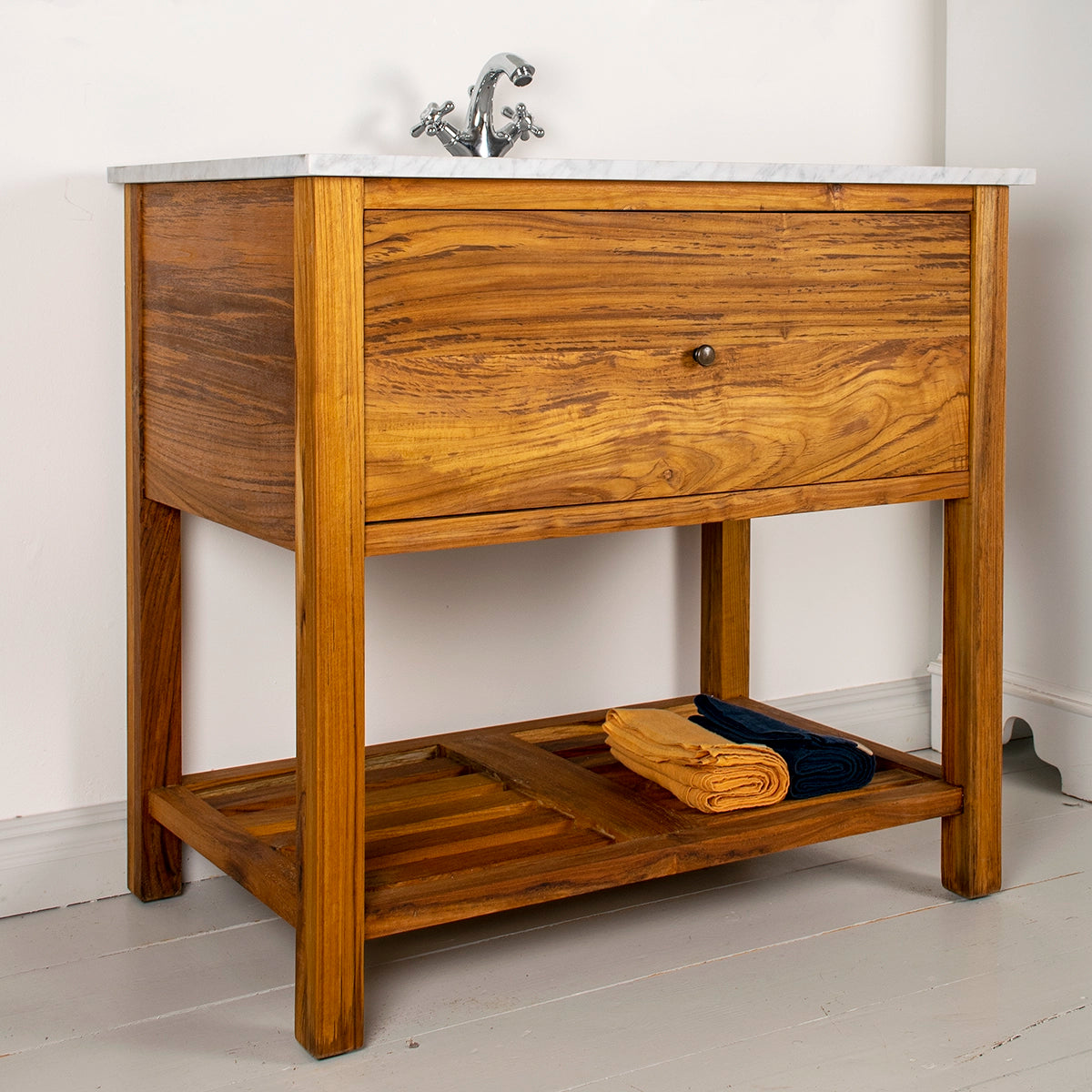 Adele kommode i teak med marmorplade