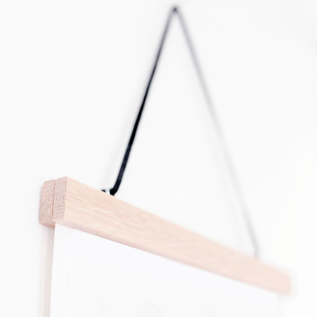 Posterhängare A3 i ek från Kunskapstavlan