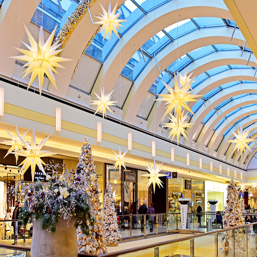 pappersstjärnor vit hängandes i taket i köpcentrum