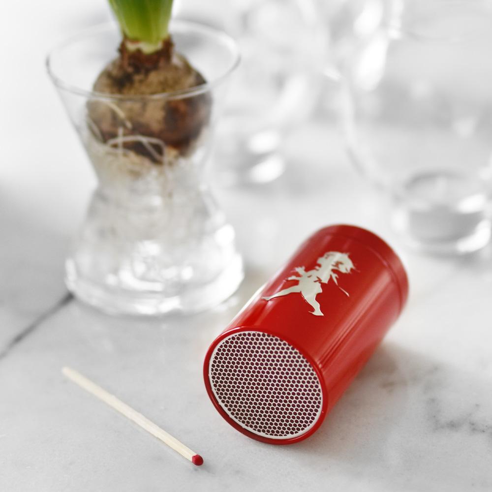 Solstickan tändsticksrör rött