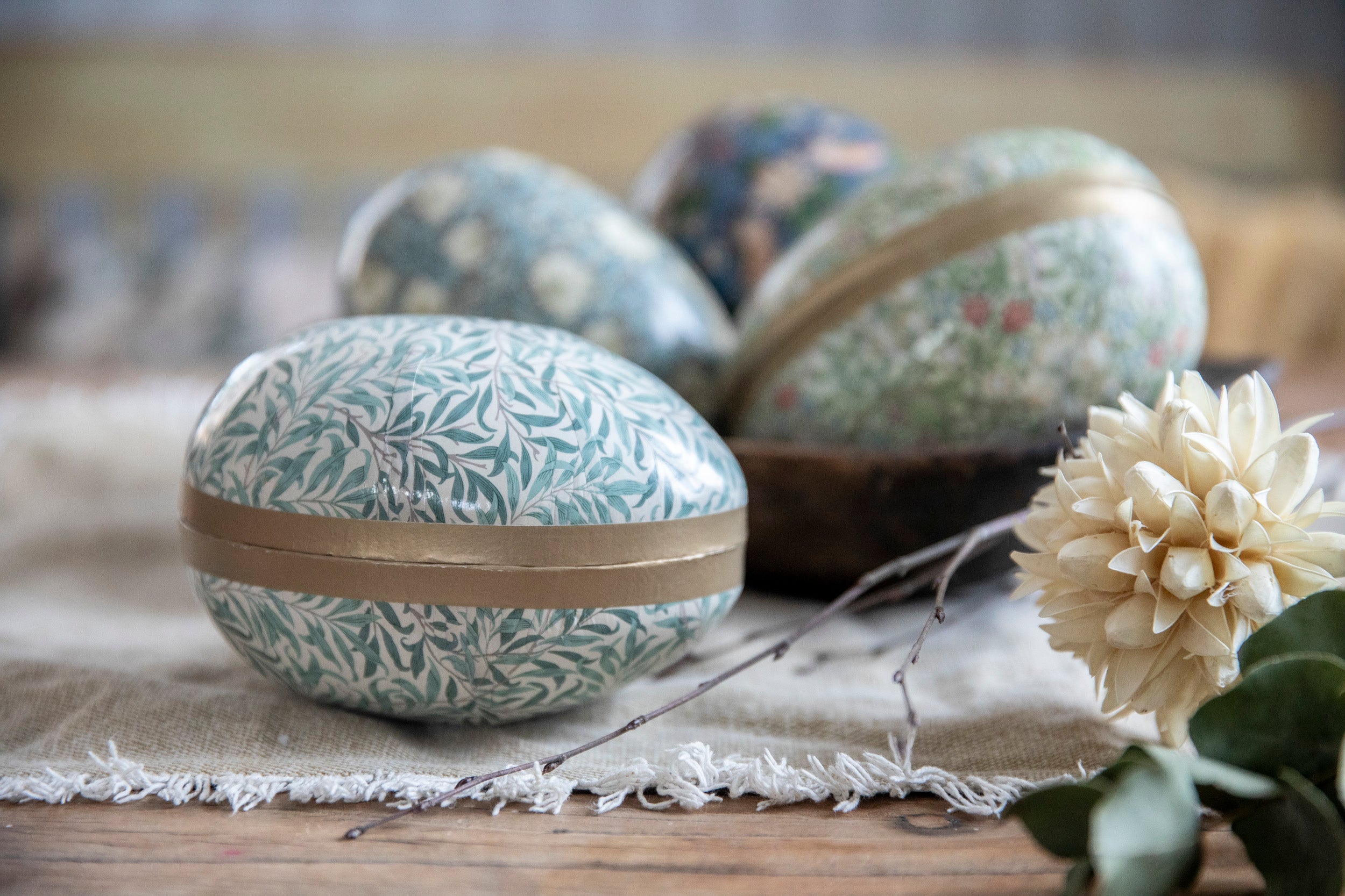 Påskeæg 15 cm William Morris Pilegren