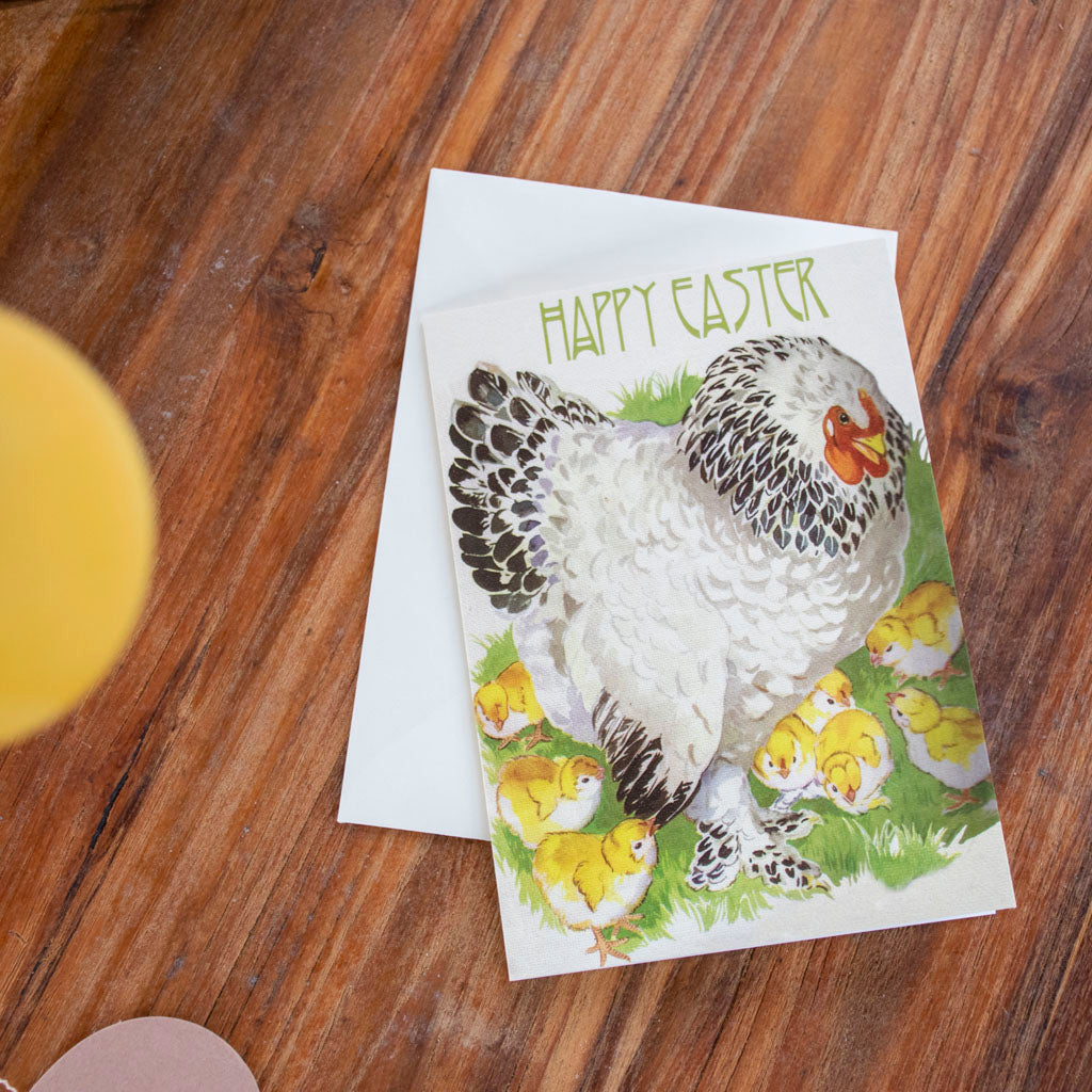 Påskkort med en höna och kycklingar