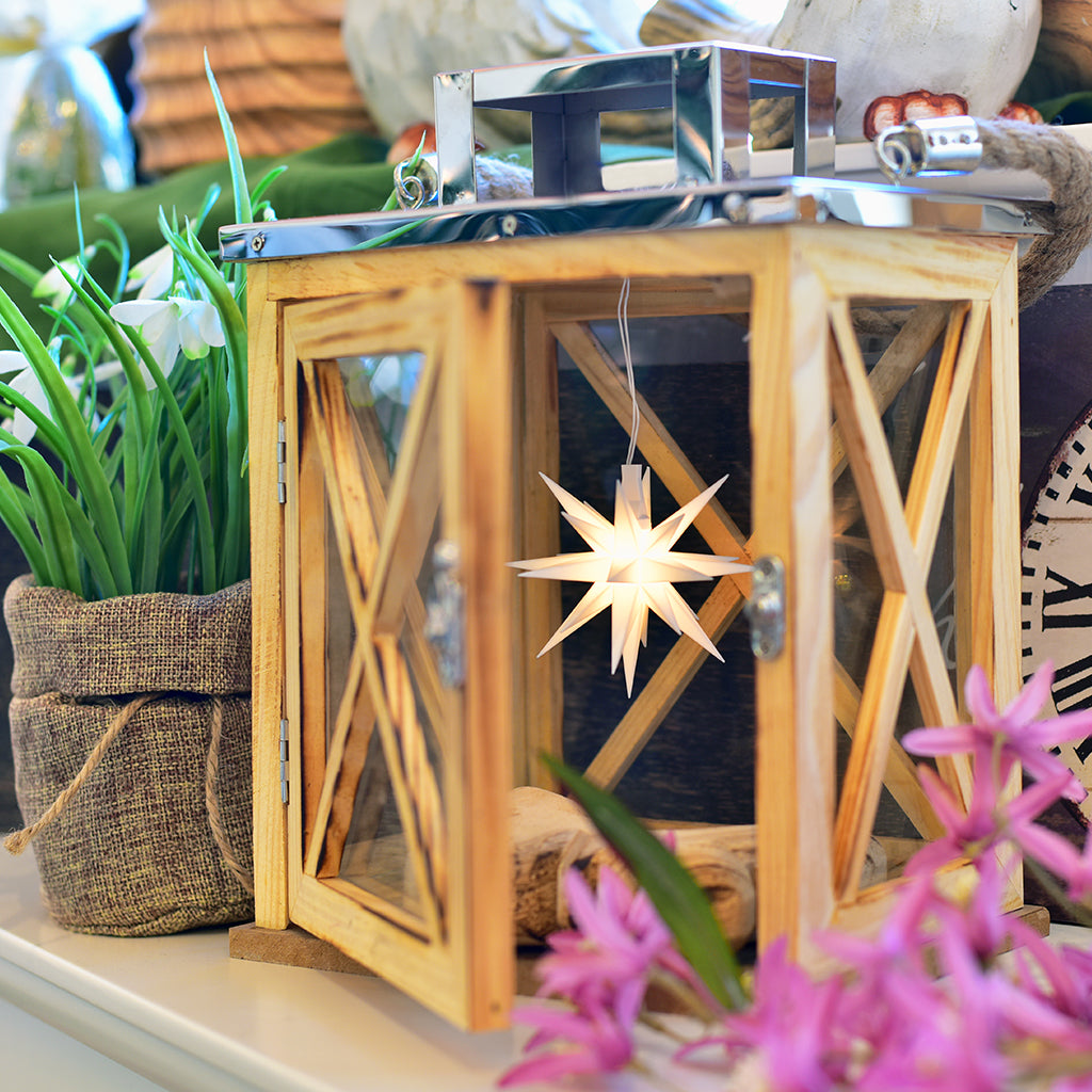 liten julstjärna vit i ljuslykta