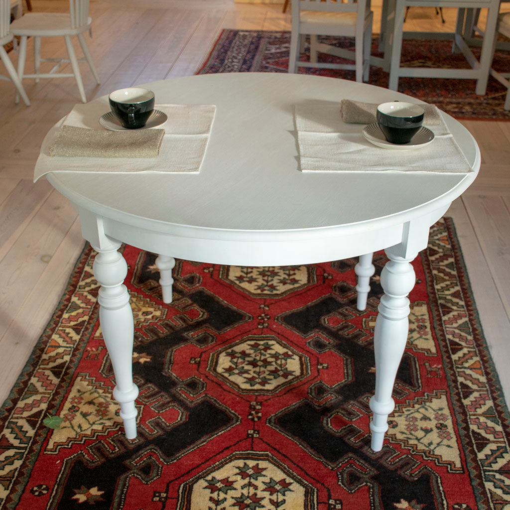 Stina omkring spisebordet