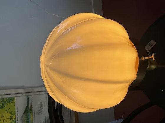 Miljöbild med badrumslampor med glob i ett klassiskt badrum