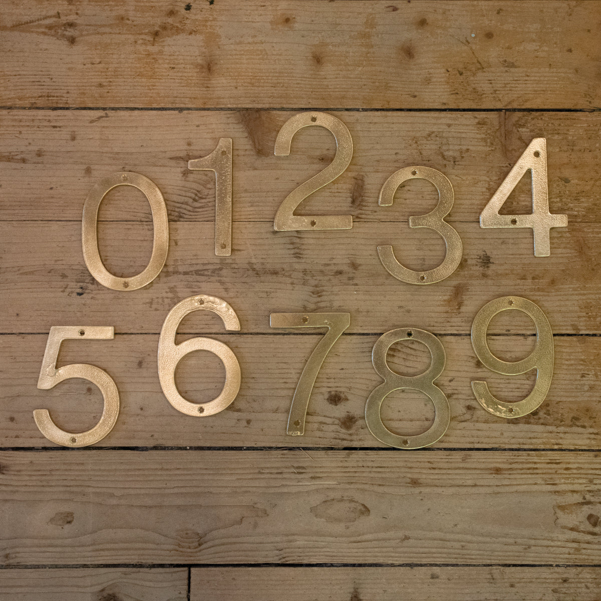 Husnummer 0 Aurelia rå mässing