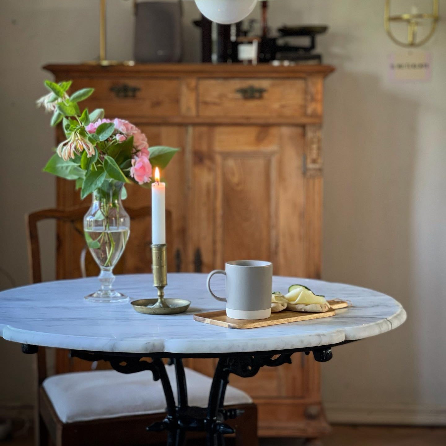 Cafébord Mölle runt med marmorskiva Ø 800 mm