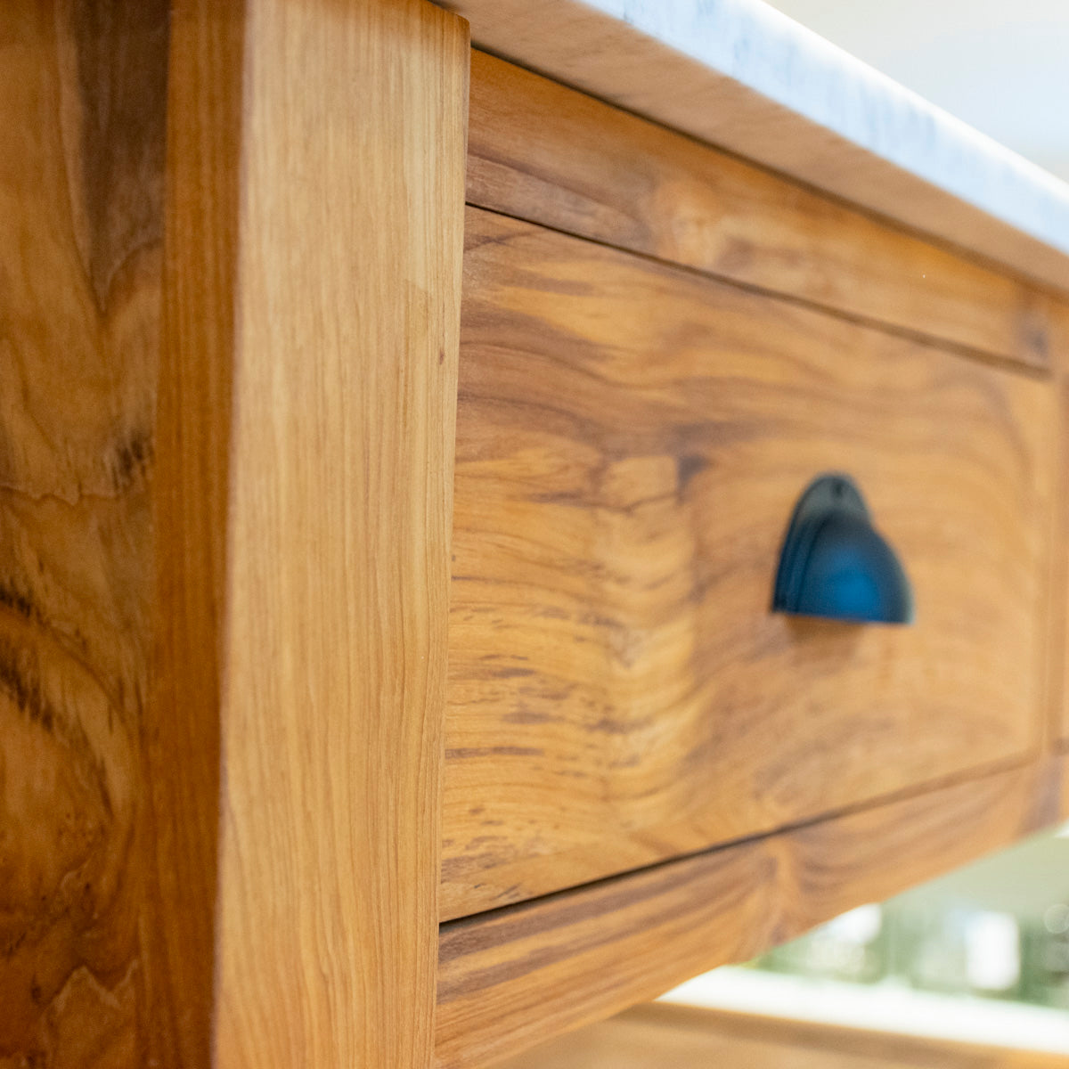 Køkkenø Edith i teak med marmorbordplade