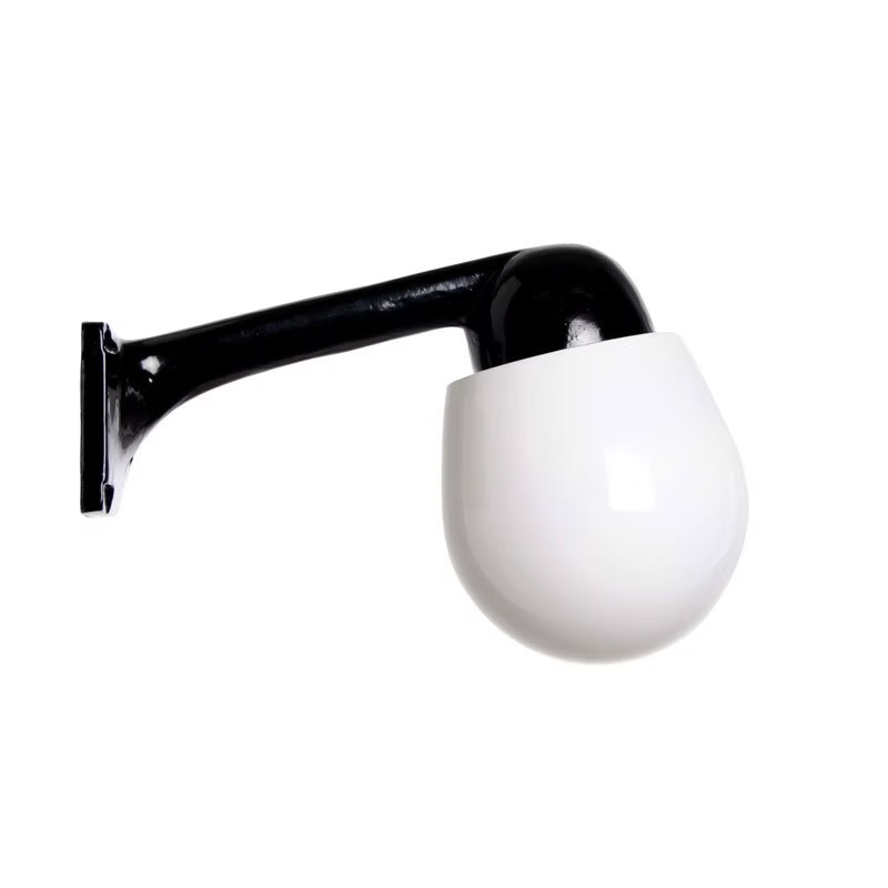 Funkis Plan 80 Svart är en elegant vägglampa i funkisstil, utrustad med en päronformad opal glaskupa