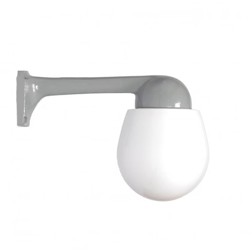 Funkis Plan 90 Grå är en fasadlampa i grålackerad aluminium med en päronformad opal glaskupa