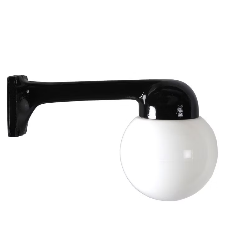 Funkis Plan 90 Svart är en elegant fasadlampa, tillverkad i svartlackerad aluminium och utrustad med en opal glob på 15 cm