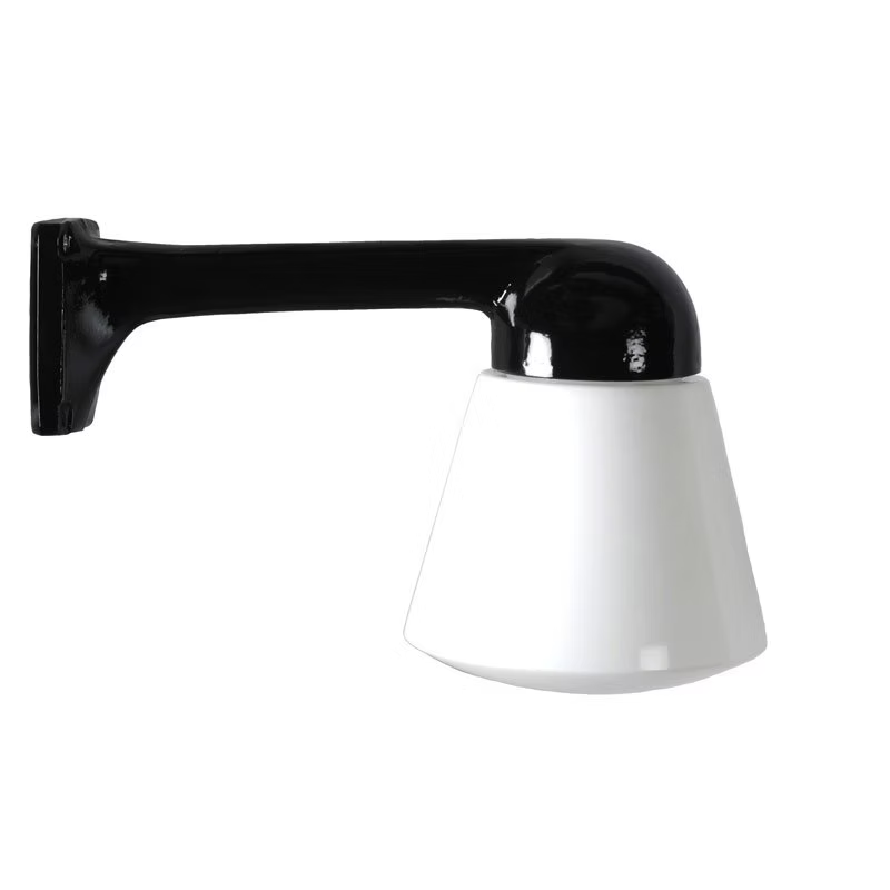 Funkis Plan 90 Svart är en fasadlampa i svartlackerad aluminium med en koniskt formad glaskupa