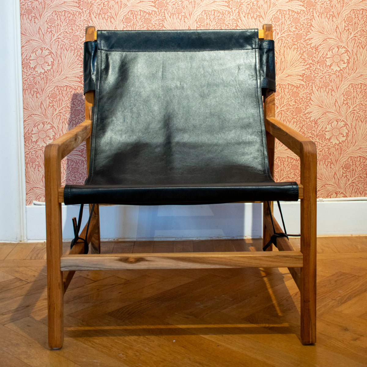 Jessie lænestol i teak og sort læder