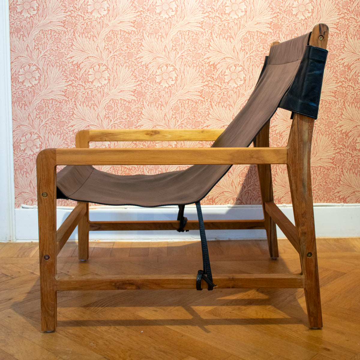Jessie lænestol i teak og sort læder