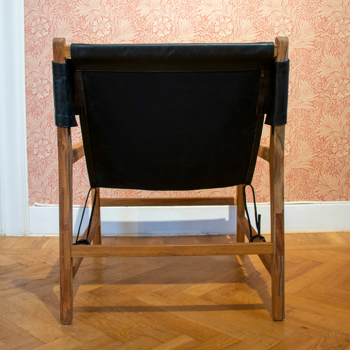 Jessie lænestol i teak og sort læder